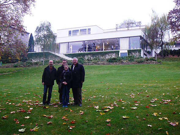 Před vilou Tugendhat