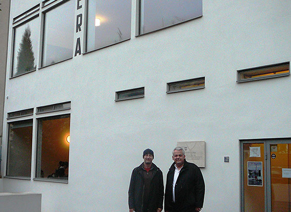 Před kavárnou Avia