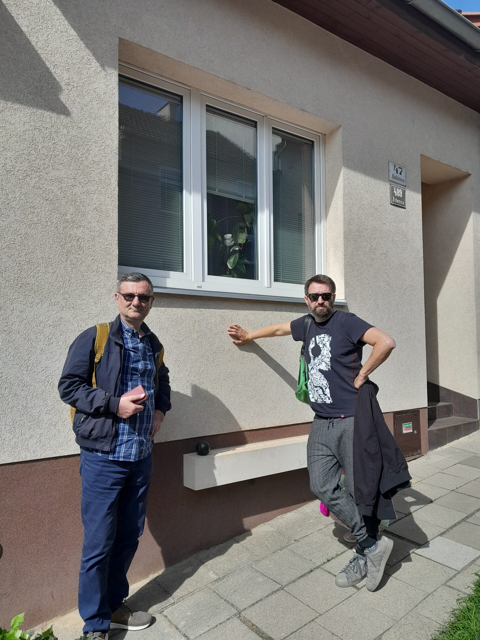 Krešimir Mićanović a Tvrtko Vuković před rodným domem Bohumila Hrabala