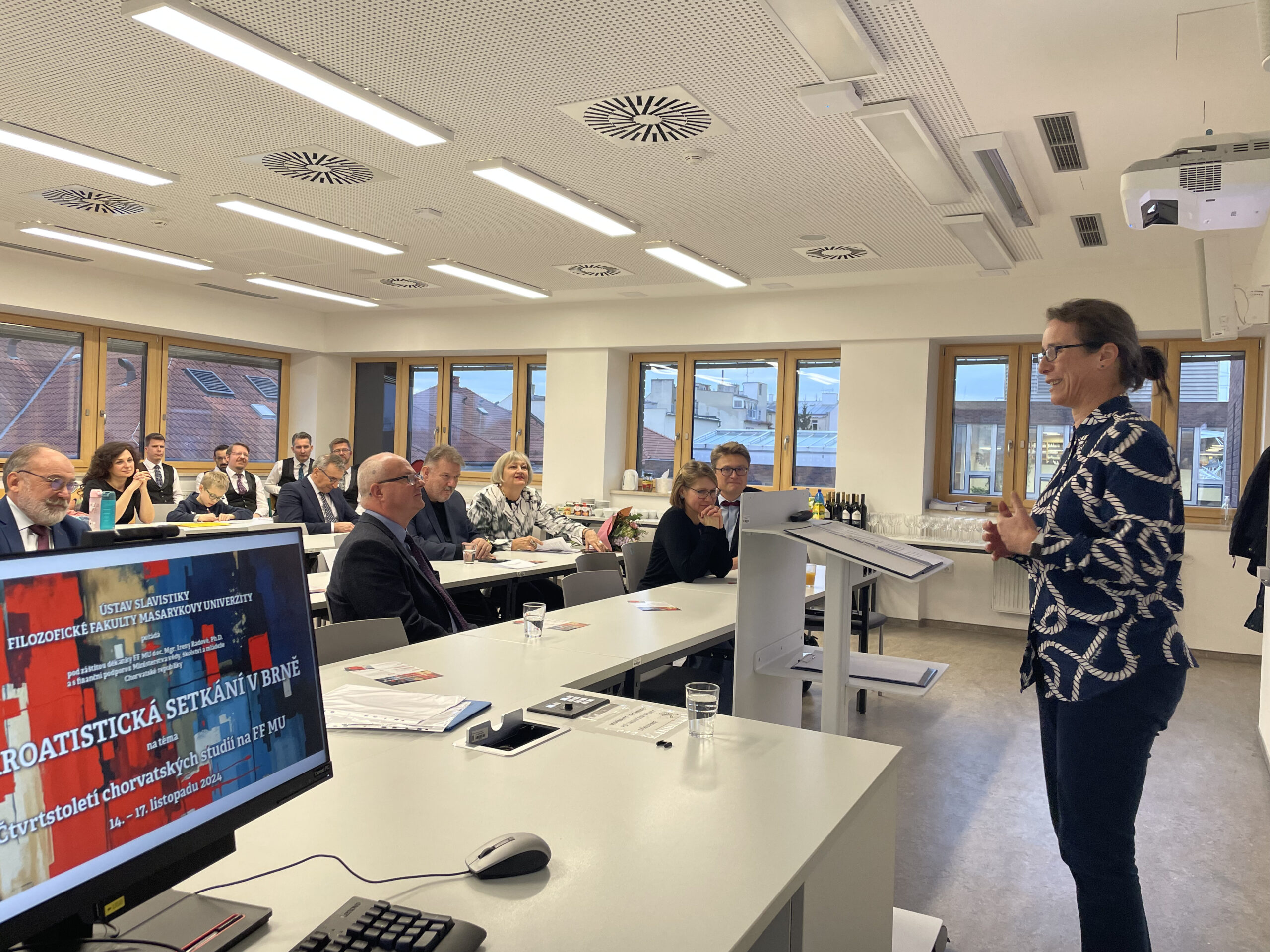 Slavnostní zahájení - hovoří děkanka FF MU