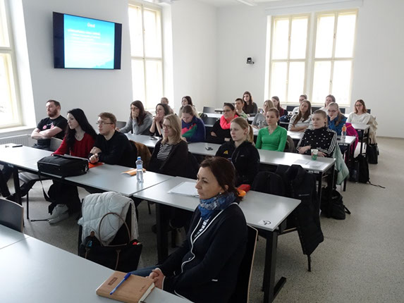 Dina Logara a studenti