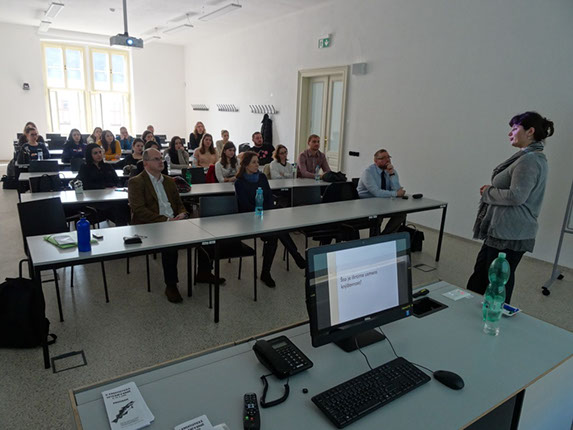 Evelina Rudan a posluchači V. kroatistikých setkání v Brně