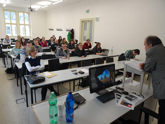 Posluchači přednášky Václava Štěpánka